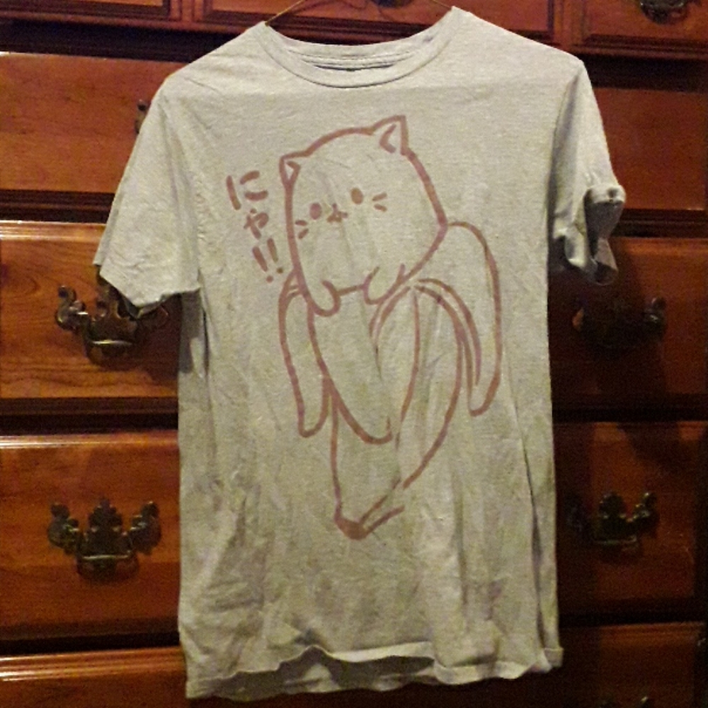 Gray shirt with cat in a banana
